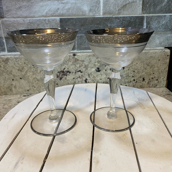 Elegant Silver-Rimmed Wine Glass Set‎ - Picture 1 of 3